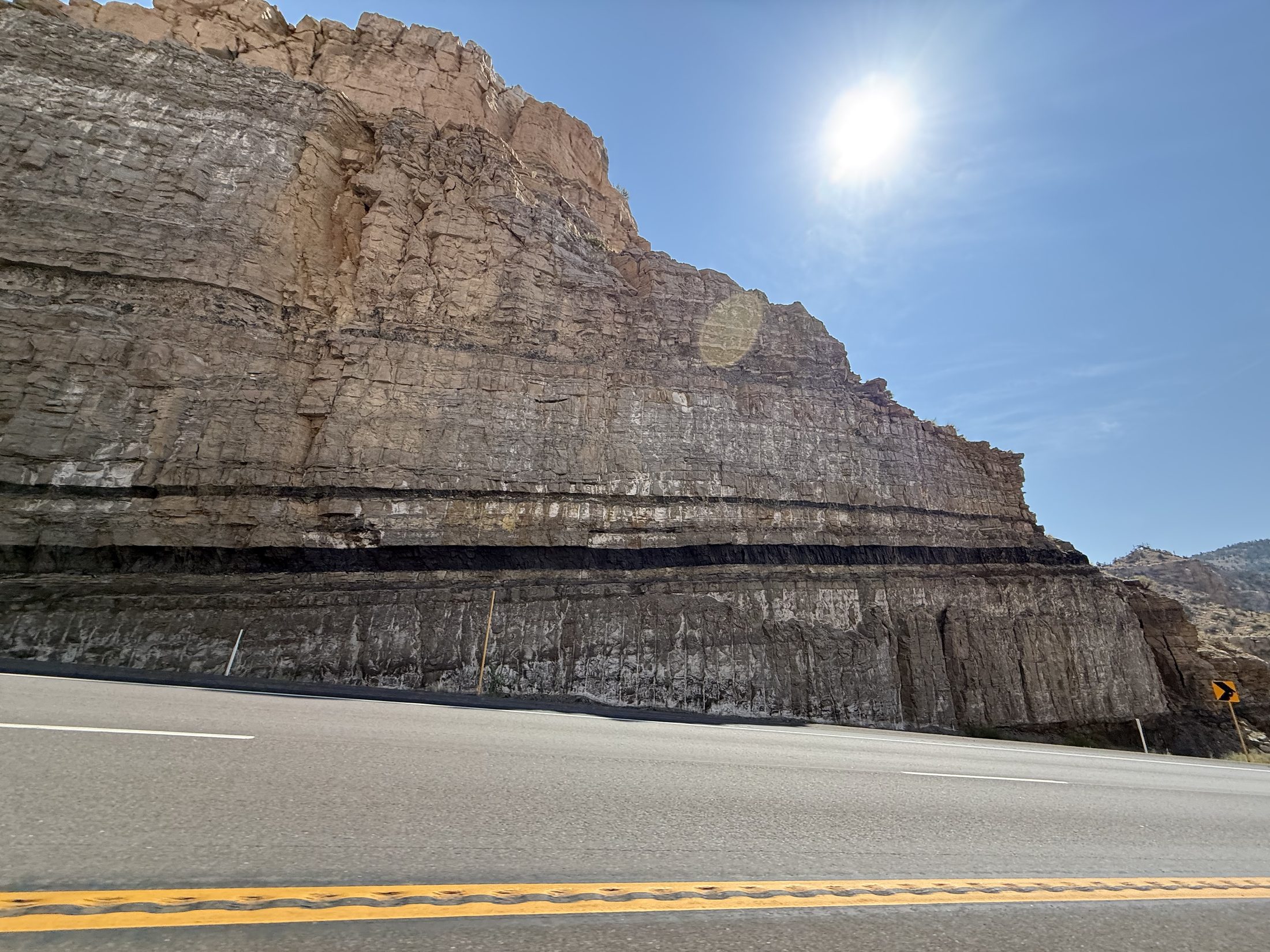 Price Canyon 路切崖壁中的黑色煤层