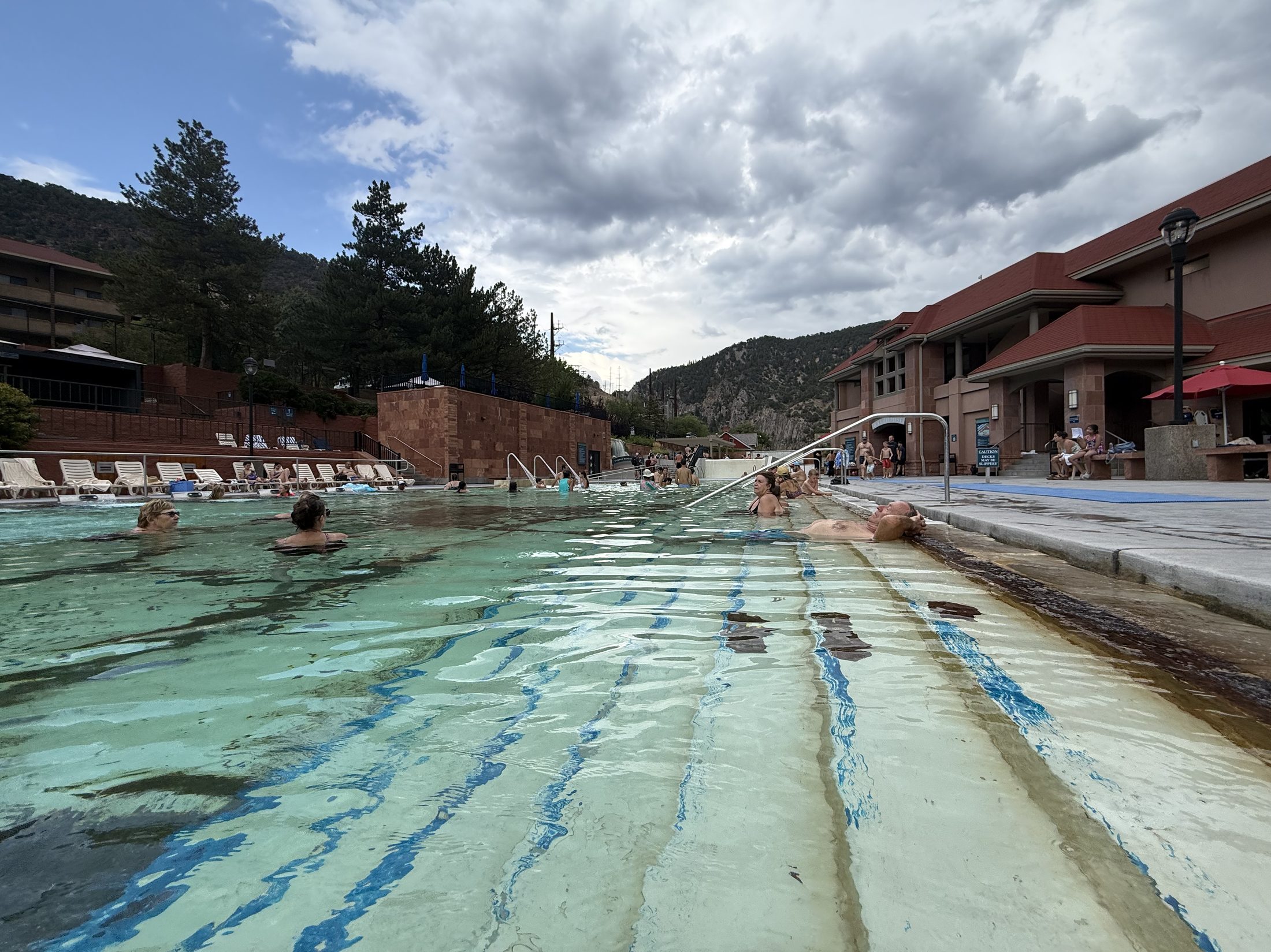 Glenwood 大池的矿物色台阶