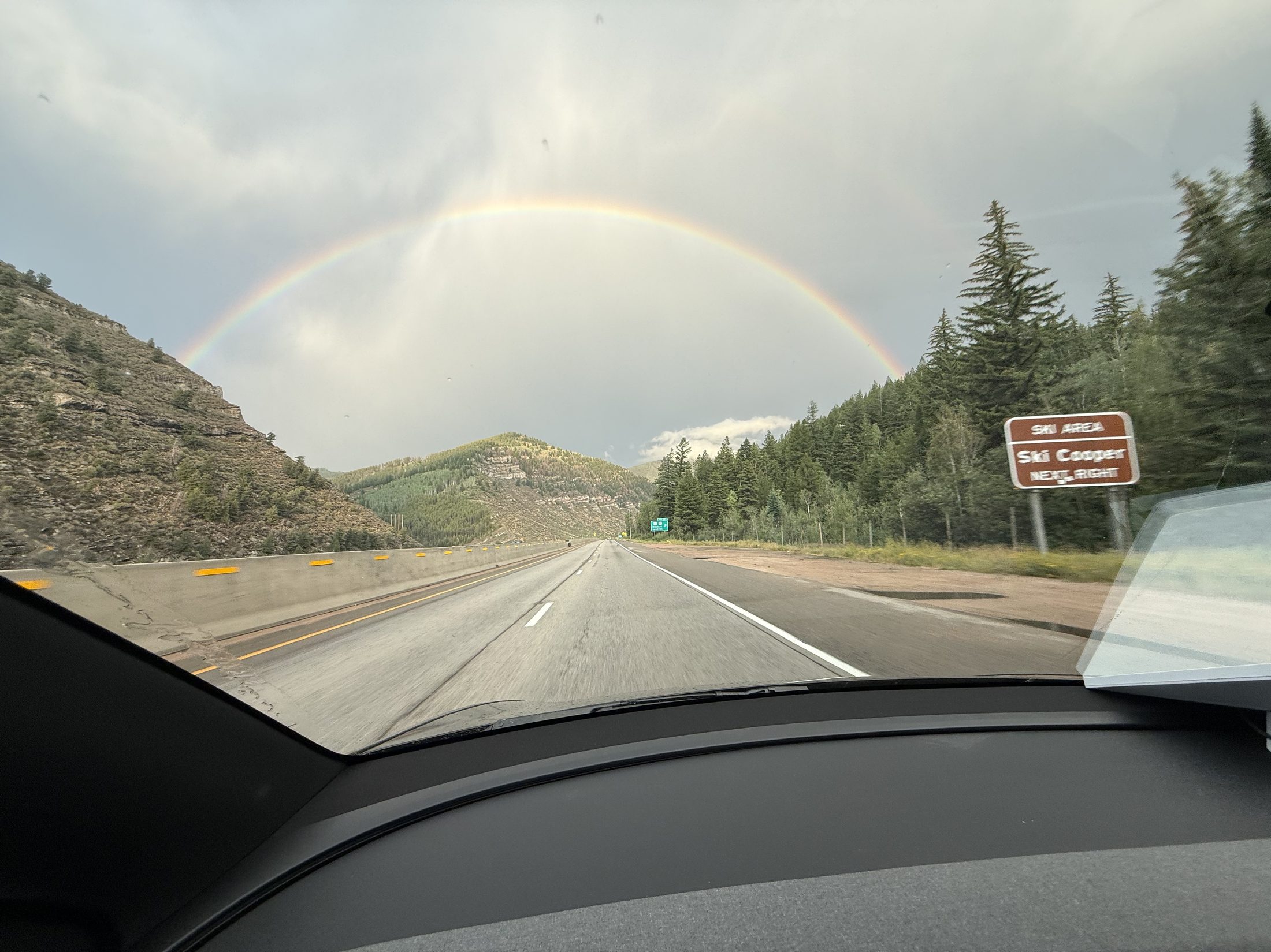 I-70 上空完整的彩虹拱