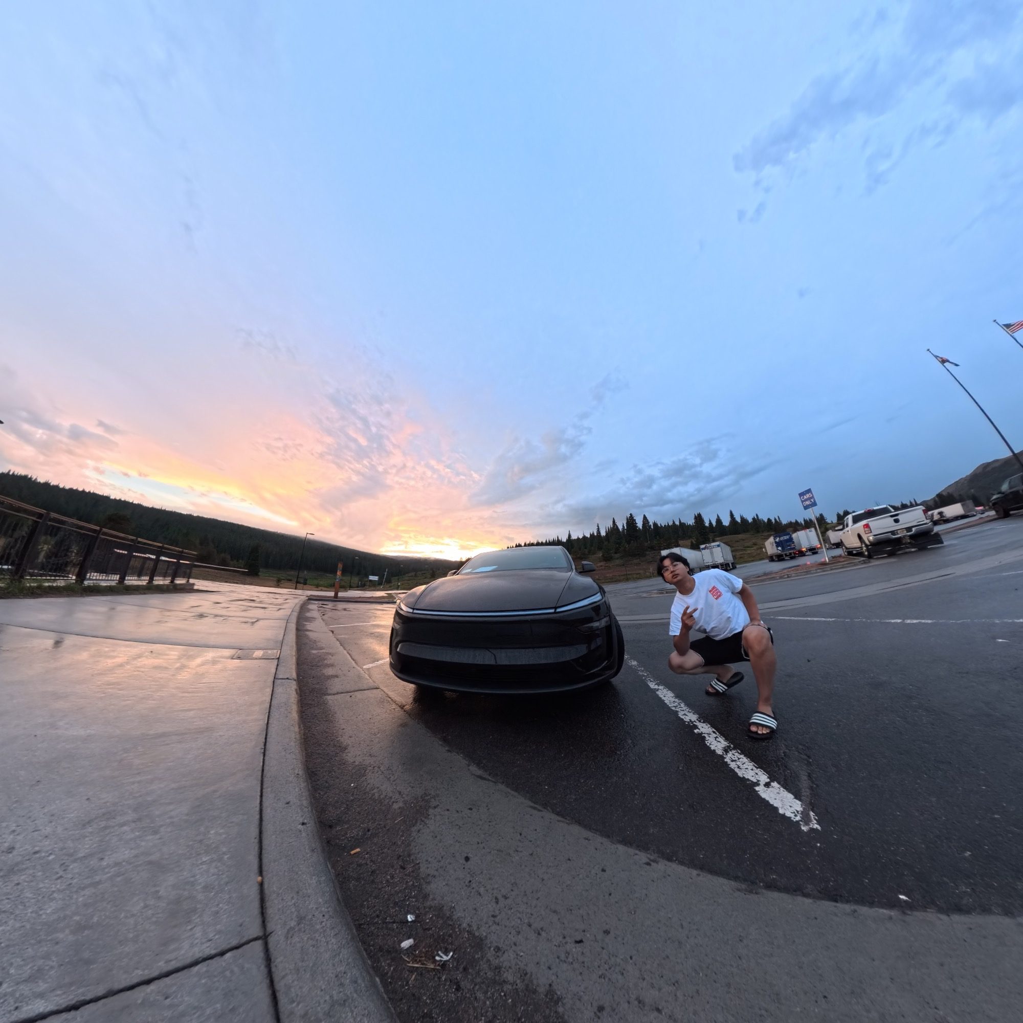 Vail Pass 休息区日落下与 Model Y 的合影