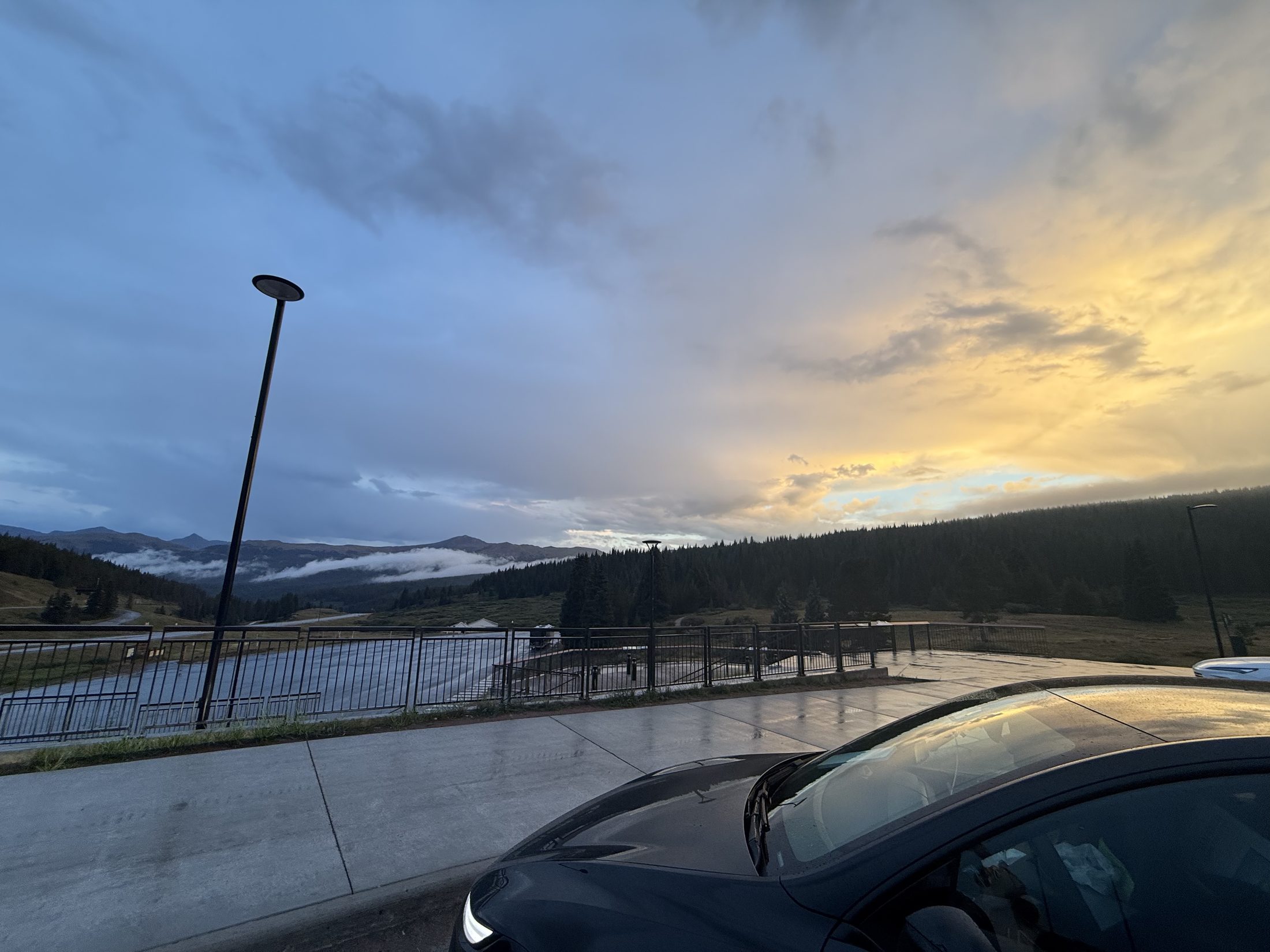 Vail Pass 日落金云与低云带