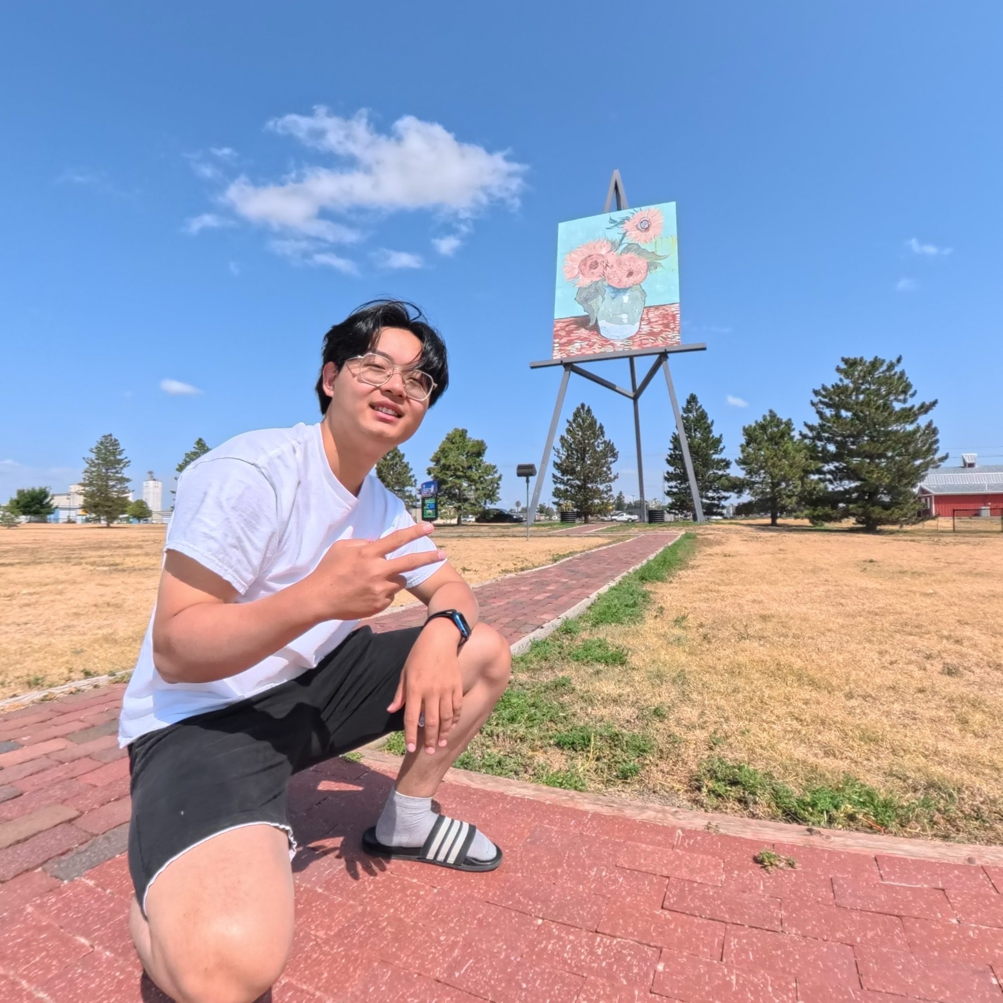 Big Easel 与人的合影