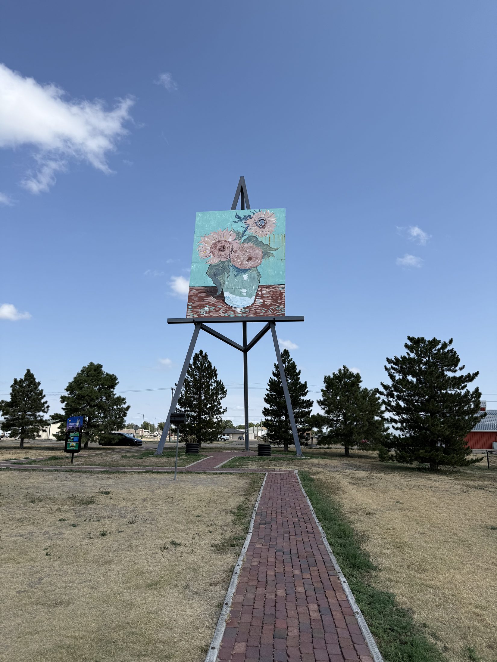 Goodland 旷野上 24 米高画架上的梵高《三朵向日葵》